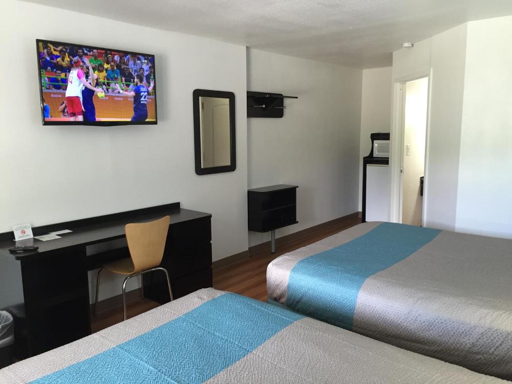 Deluxe King Room - Non-Smoking interior
