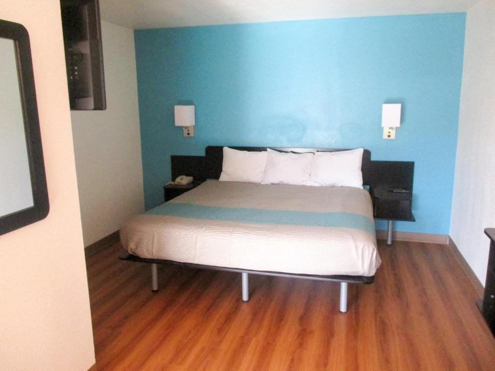 Deluxe Queen Room - Non-Smoking interior